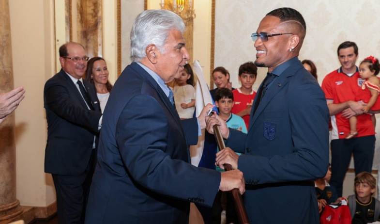 Mulino entregó el pabellón nacional a la selección mayor 