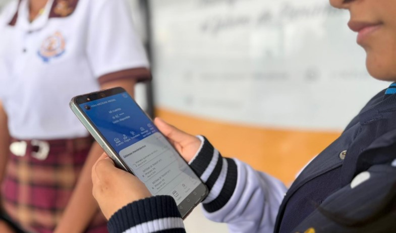 Modernizan el programa Padrino Empresario con el primer pago digital a más de 200 estudiantes becarios 