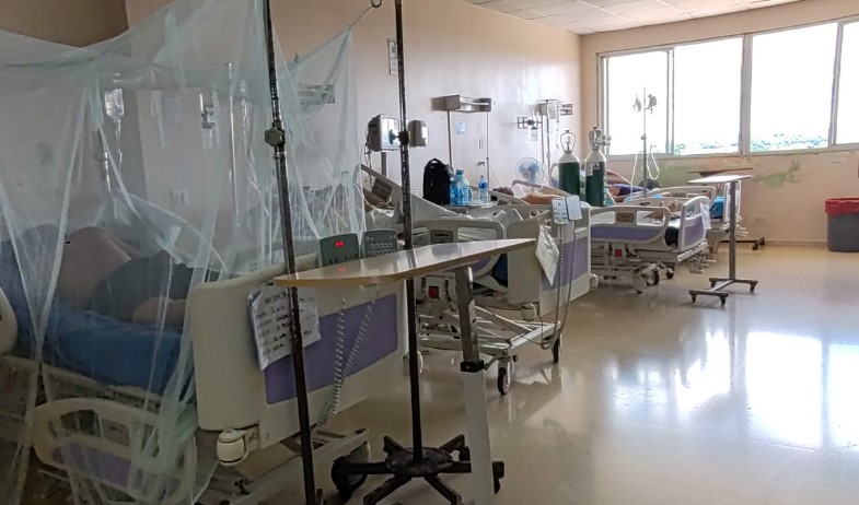 Cinco adultos mayores abandonados en el Hospital Nicolás Solano 