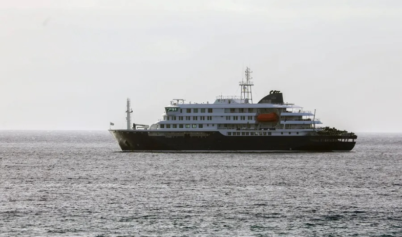 Azafata es hospitalizada tras contacto con mujer infectada de hantavirus en crucero 