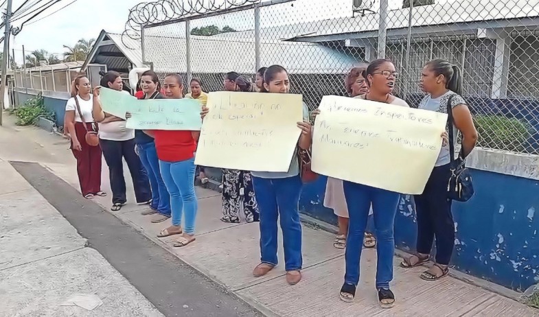 Padres de familia exigen docentes en escuela de Parita 