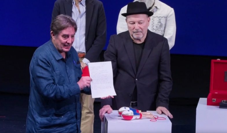 Las maracas salseras y un manuscrito, el legado de Rubén Blades para la Caja de Las Letras 