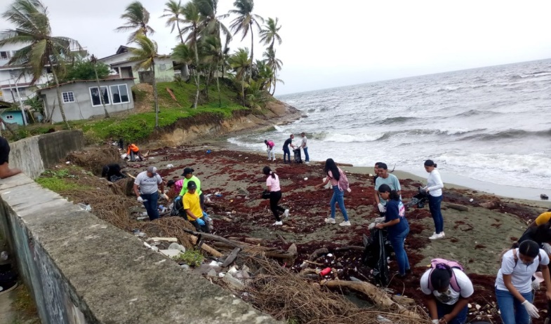 Limpian playa de Palmas Bellas en Chagres para promover conciencia ambiental 