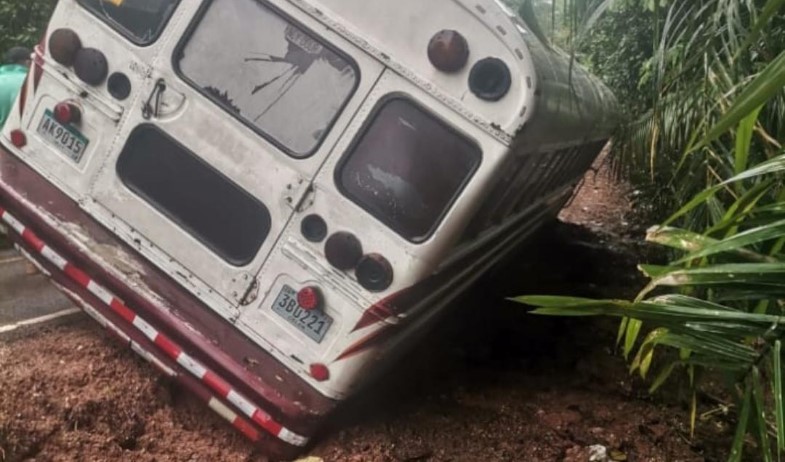 Lesionados se recuperan de accidente vehicular en hospital de Colón 