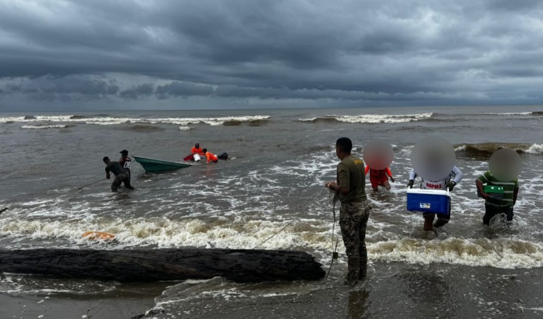 Rescatan a tres tripulantes a la deriva en Costa Abajo de Colón 