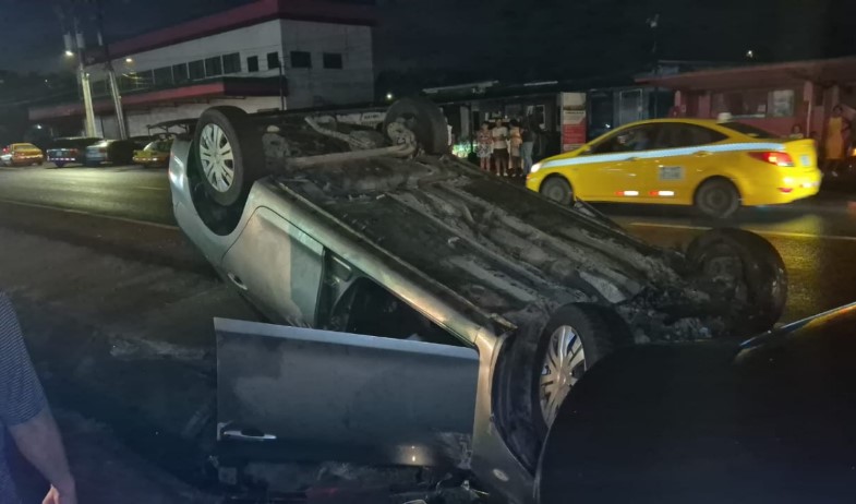 Vehículo se vuelca tras colisión en la carretera Panamá–Colón 