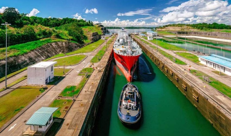 El Canal de Panamá reduce el calado para buques neopanamax ante amenaza de El Niño 