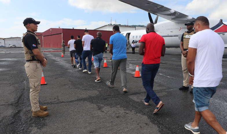 Panamá deporta a otro grupo de casi 70 colombianos y ecuatorianos bajo acuerdo con EE.UU. 