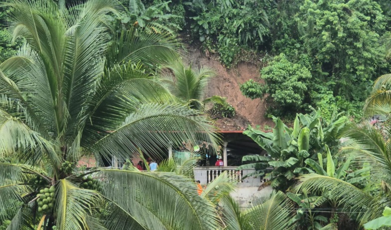 Mujer desaparece tras derrumbe provocado por las lluvias en Colón 