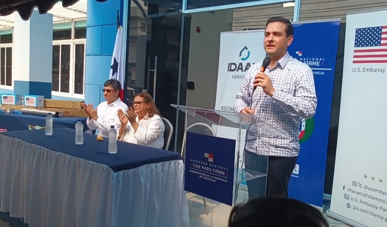 Embajador de Estados Unidos entrega equipos para mejorar el acceso al agua potable en Veraguas 