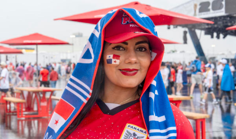 La hinchada panameña desafía a la lluvia en busca del primer punto mundialista 