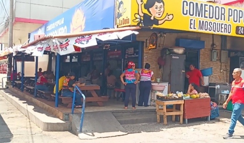 Disminuye la afluencia de clientes en el tradicional 'El Mosquero' del Mercado Público de Santiago 