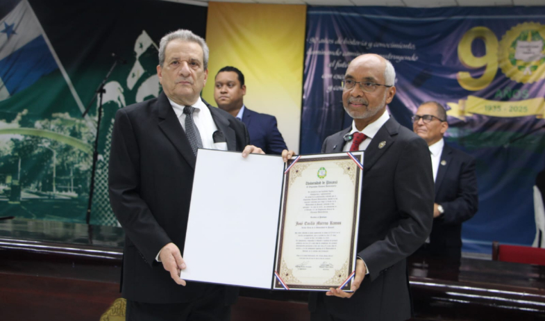 José Emilio Moreno Ramos recibe credencial como rector electo de la Universidad de Panamá  