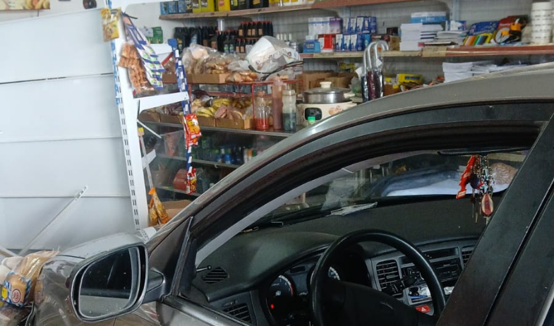 Auto se estrella contra un minisúper en Santa Rita de La Chorrera 