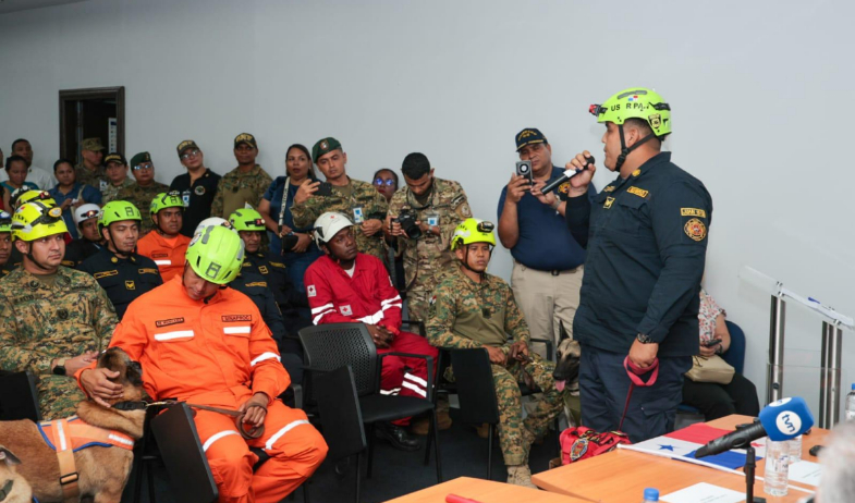 Panamá recibe a sus héroes rescatistas tras misión cumplida en Venezuela golpeada por terremotos 