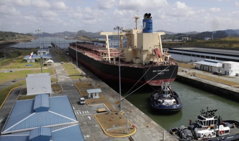 Los tránsitos por el Canal de Panamá crecen 5,2 % y los ingresos 17 % en nueve meses 