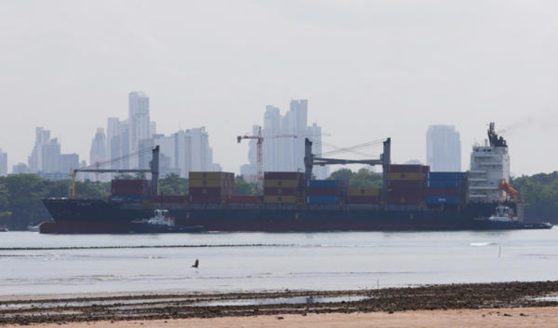 El Canal de Panamá reduce el calado para buques neopanamax a causa de El Niño 