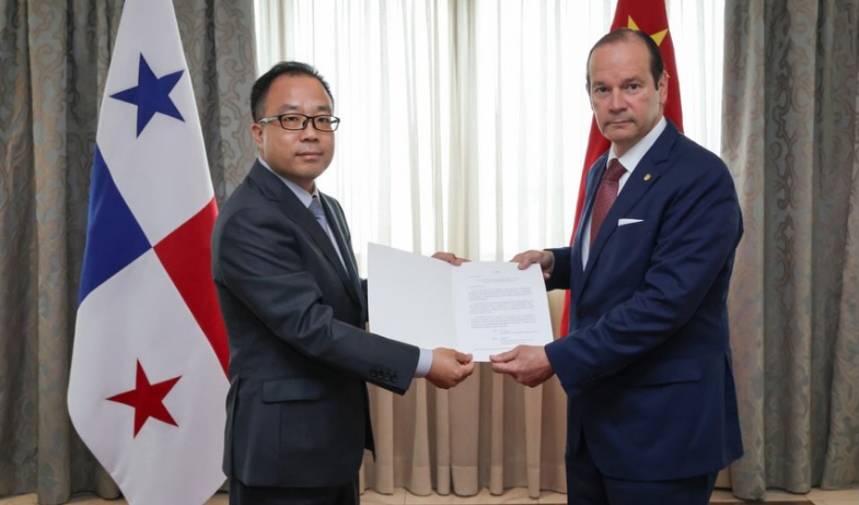 Llega el nuevo embajador de China a Panamá en medio del conflicto portuario y mercante 
