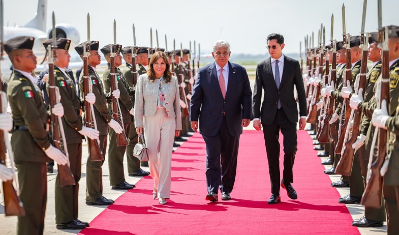Presidente Mulino es recibido con honores en México 