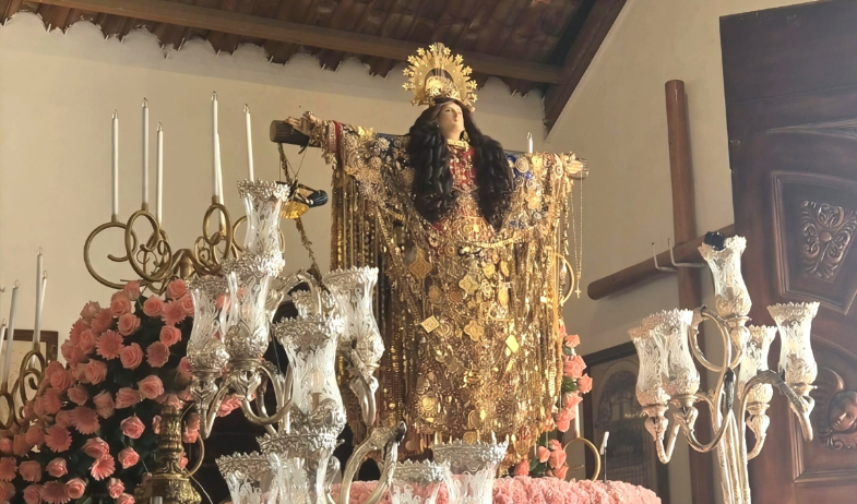 Miles de fieles llegaron a Las Tablas para rendirle honor a 'La Moñona' 