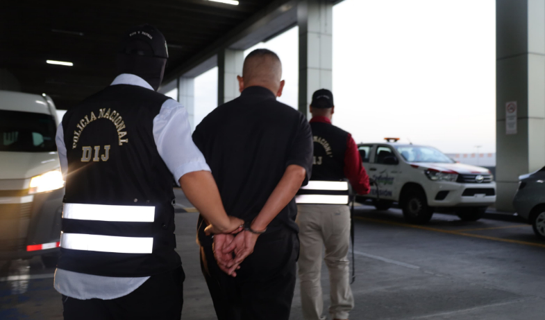 Capturan en el Aeropuerto de Tocumen reclutador para guerra entre Rusia y Ucrania y rescatan dos víctimas 