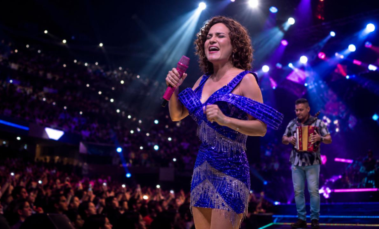 ¡!La rebeldia no se detiene! Sandra Sandoval hace vibrar a sus fanáticos en la tercera parada de la gira 