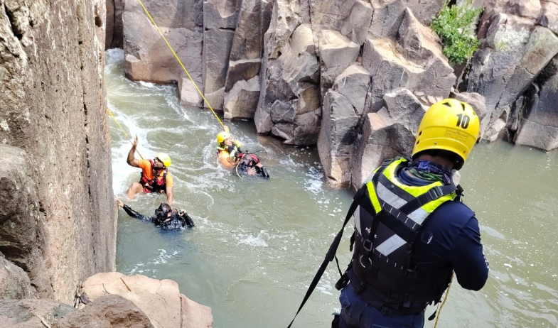 Mujer de 24 años desaparece tras caer al río mientras intentaba rescatar a mascota 