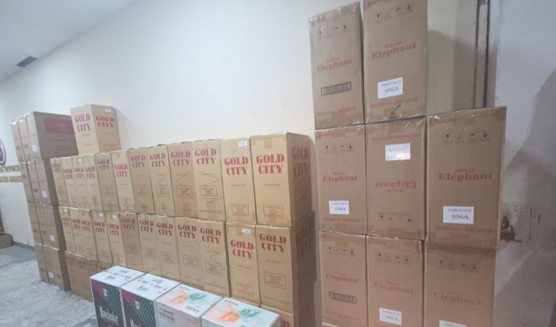 Caen tres con 77 pacas de cigarrillos de presunto contrabando en Colón 