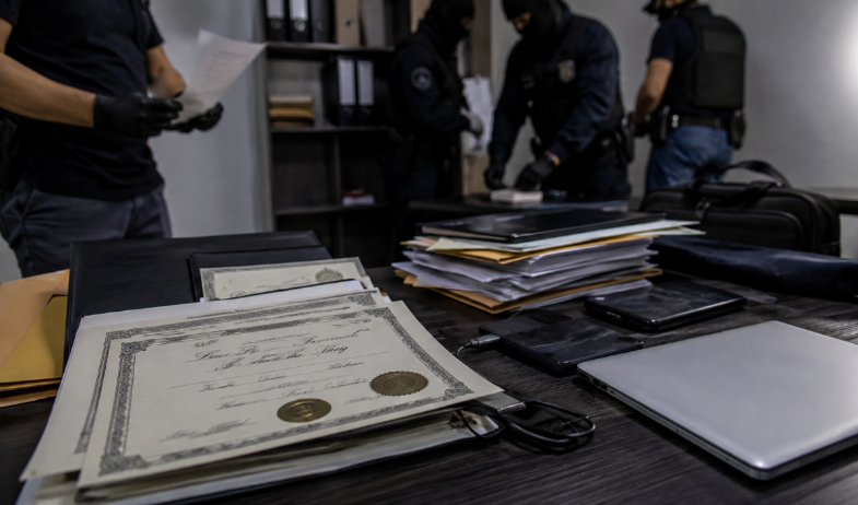 Más de 15 aprehendidos por venta de títulos falsos para docentes 