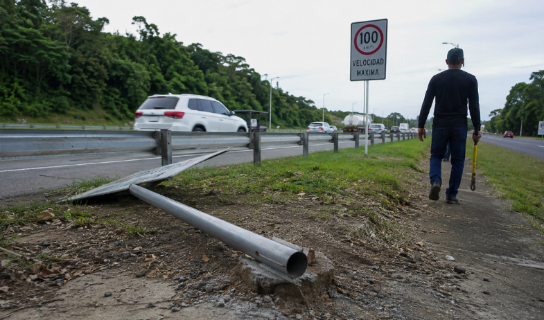 Roban señales de tránsito y aumentan el riesgo de accidentes en la autopista Arraiján-La Chorrera 