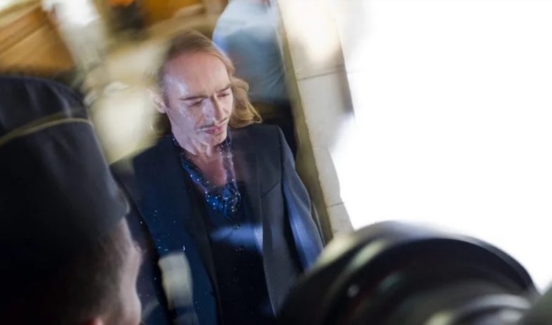 Galliano renuncia a la muestra que el Met iba a dedicarle tras críticas por antisemitismo 