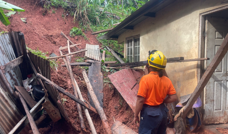 Tierra sepulta parte de una casa en La Chorrera 