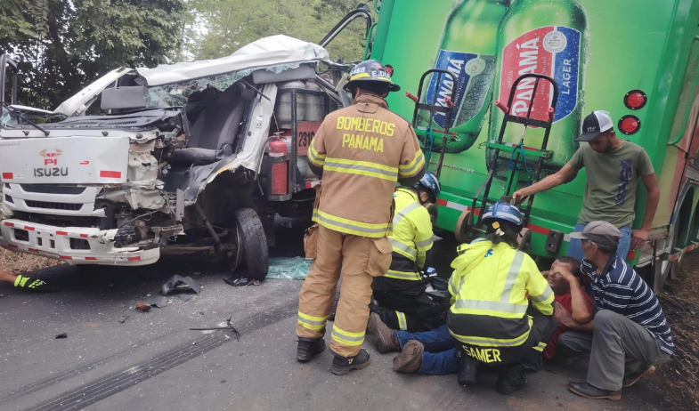 Violento choque de camiones deja heridos y daños materiales en Los Santos 