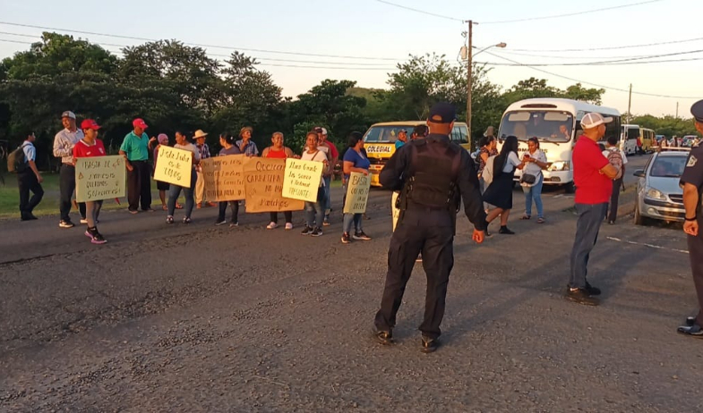 Cierran carretera nacional en protesta por caminos intransitables en La Mesa y Río de Jesús 