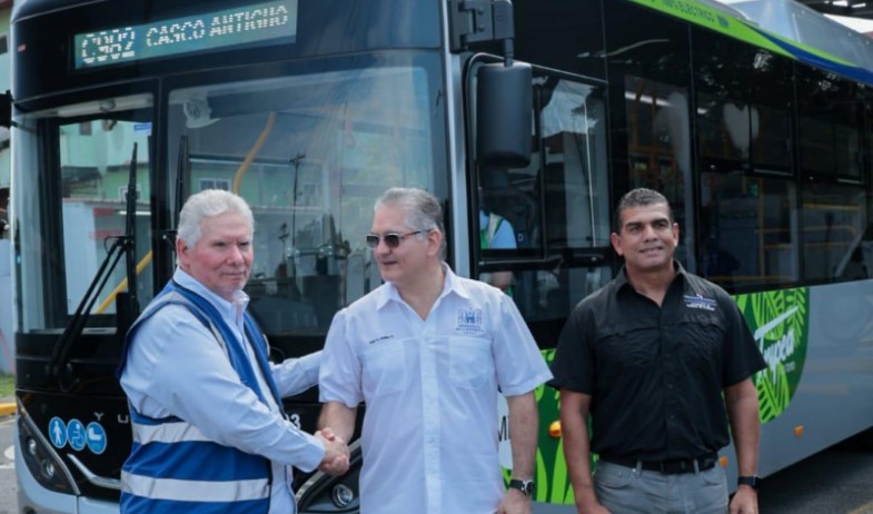 Ministro Orillac realiza recorrido inaugural de nueva ruta de Metrobus con unidades 100% eléctricas 