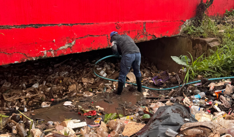 Retiran unas 60 toneladas de basura de un canal de drenaje en Villa del Caribe 