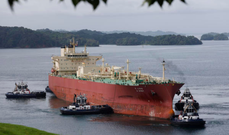 El buque gasífero surcoreano que pagó un precio récord en subasta cruza el Canal de Panamá 