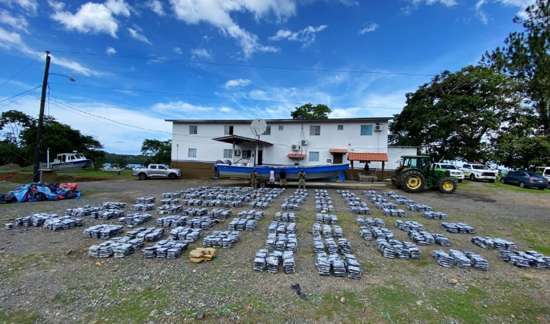 Autoridades decomisan 5.529 paquetes de presunta droga en aguas del Pacífico panameño 