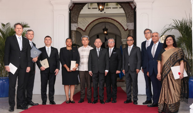 Presidente Mulino recibe cartas credenciales de diez embajadores 