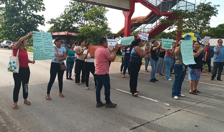 Padres cierran la Interamericana para exigir que no trasladen a docente de inglés en escuela de Veraguas 