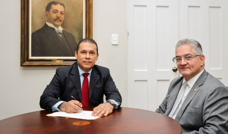 William González toma posesión como nuevo viceministro administrativo del Meduca 