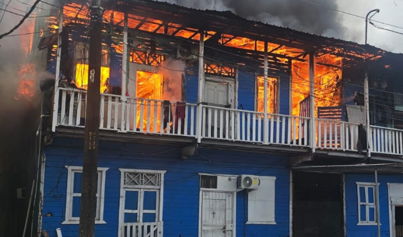 Incendio arrasa con 'La Macarronera' en Calidonia y deja a decenas de personas evacuadas 