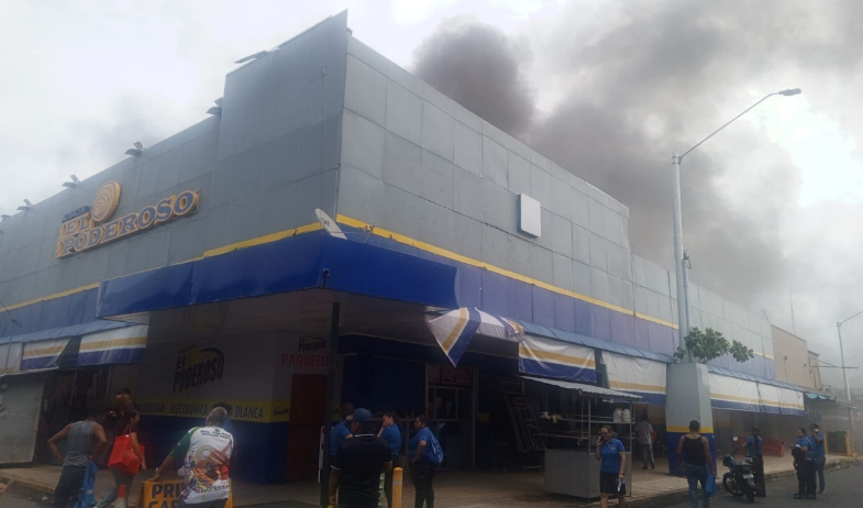 Incendio arrasa con al menos seis comercios en el centro de David 