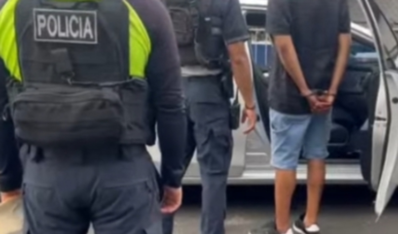 Policía aprehende a tres personas con arma, presunta droga y radios en Colón 