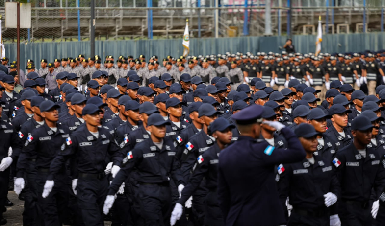 Panamá gradúa 731 nuevos policías y 43 agentes de Migración para reforzar la seguridad 