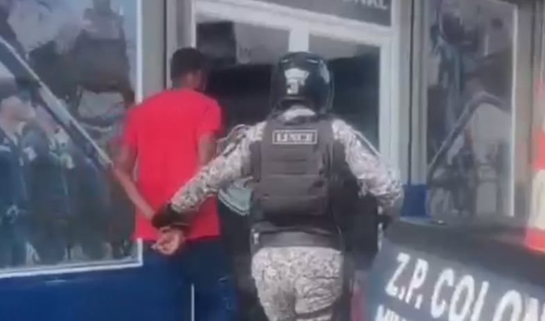 Cae hombre buscado por 12 despachos judiciales durante una verificación policial en Colón 