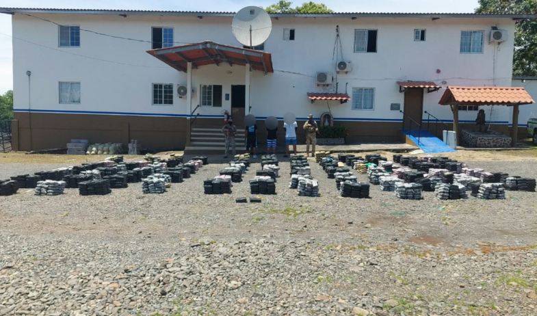 Incautan casi 3.000 paquetes de droga en un barco y detienen a tres extranjeros 