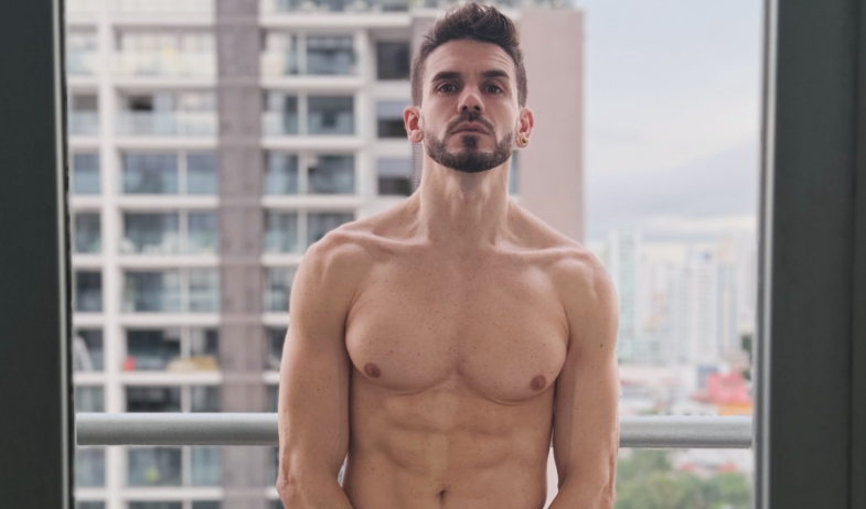 Andrés Gil responde a las críticas por lamer una chancleta en un reto de TikTok 