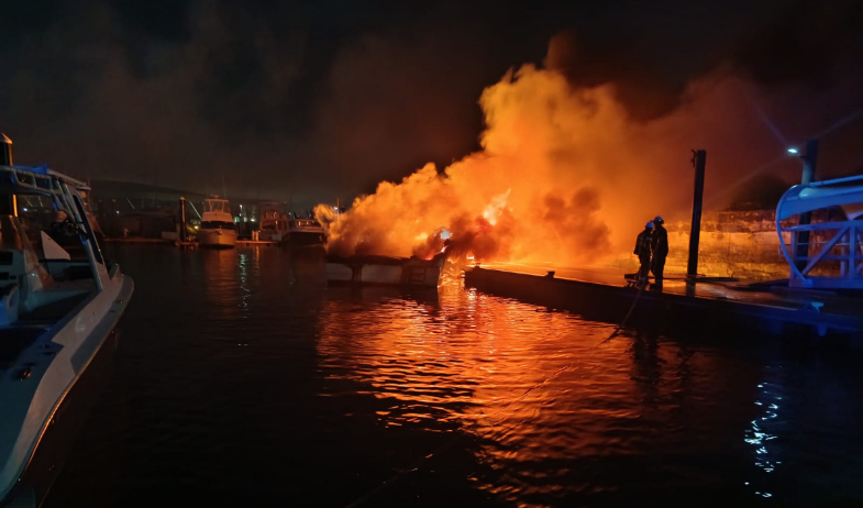 Bomberos extinguen incendio en dos embarcaciones en Amador, Ancón  