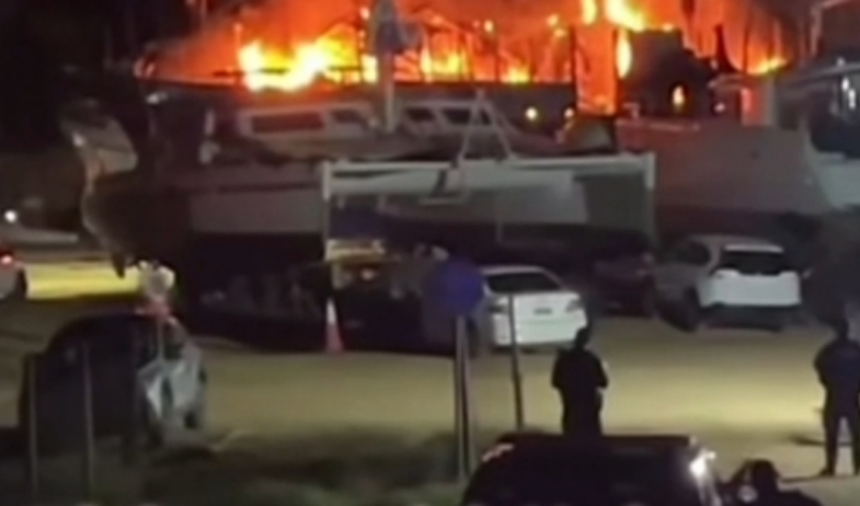 Incendio consume un velero en marina Linton Bay, en Puerto Lindo de Colón 